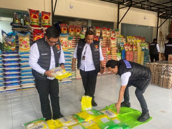 
Dikrimsus Polda Sultra Kombes Pol Dodi Ruyatman lakukan pemantauan stok dan harga beras disejumlah distributor beras di Kendari