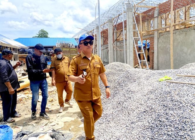 
Kepala Dinas Cipta Karya Bina Konstruksi dan Tata Ruang, Efendi Patulak bersama jajaran saat meninjau proyek revitalisasi TPI Sodoha (Sekilas.co.id)