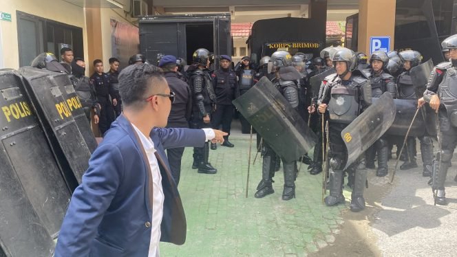 
Amankan Aksi Kopperson Polisi Lengkap Gunakan Alat Tempur