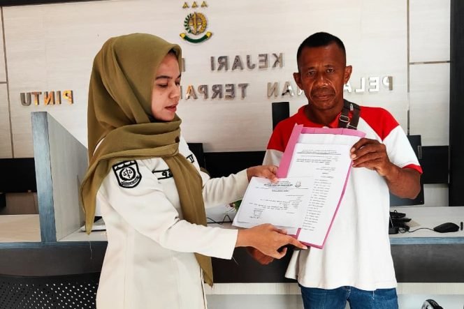 
Laporan dugaan tindak pidana korupsi Bupati Busel Adios di Kejaksaan Pasar Wajo