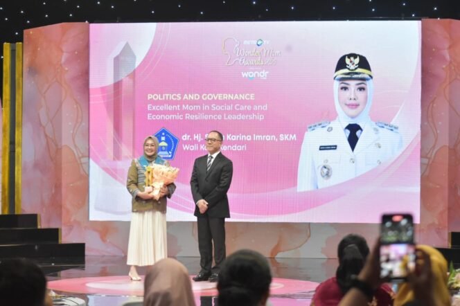 
Hari Ibu, Wali Kota Dianugerahi “Wonder Mom” Sekaligus Jadi Kado Ulang Tahun