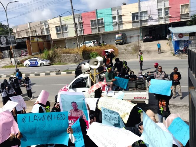 
Buntut Vonis Guru Mansur, PGRI Sultra Gelar Aksi Solidaritas