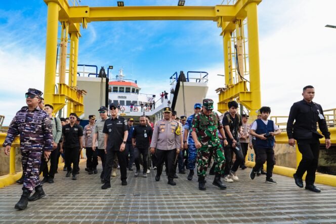 
Foto Gubernur Sultra Andi Sumangerukka bersama jajaran Fokopimda Meninjau Pos Layanan Mudik Libur Nataru (Foto: Biro Adpim Khuming)