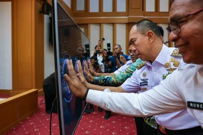 
Gubernur Sultra Andi Sumangerukka bersama Kepala Bappeda Sultra Robert