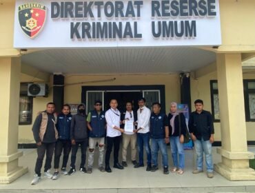 Protes penetapan Tersangka Direktur PT Golden di Ditreskrimum Polda Sultra