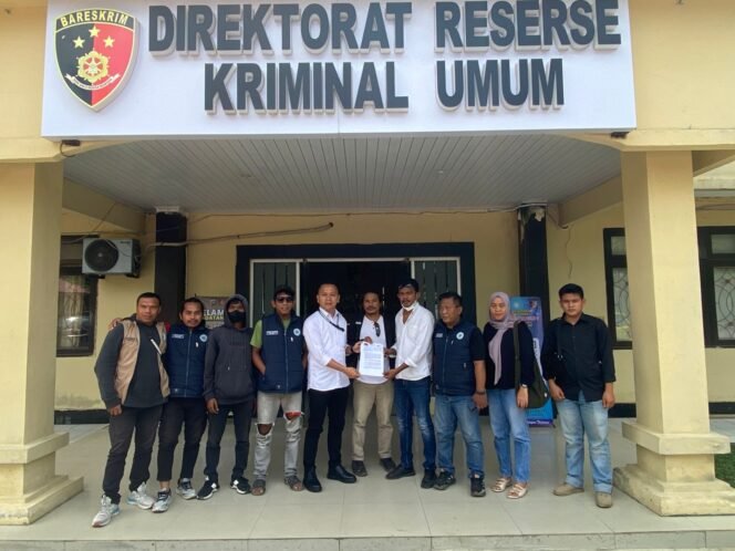 
Protes penetapan Tersangka Direktur PT Golden di Ditreskrimum Polda Sultra