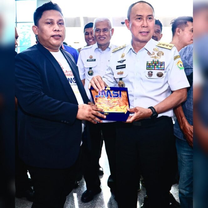 
Ketua JMSI Sultra Adhi Yaksa Pratama memberikan Plakat JMSI Sultra Award kepada Gubernur Sultra Andi Sumangerukka (Foto: Khumink)