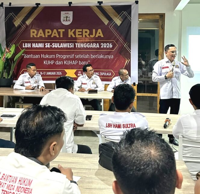 
Ketua LBH HAMI Andre Darmawan saat memberikan materi pada Raker tahunan LBH HAMI 2026