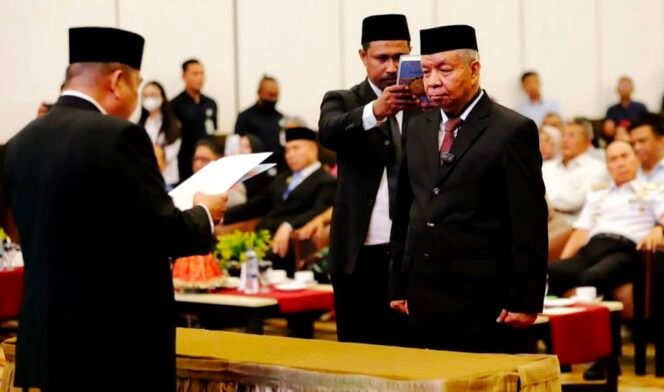 
Prof Andi Bahrun kembali dilantik oleh Ketua Yayasan Pendidikan Tinggi (Unsultra) M. Yufus sebagai Rektor Unsultra