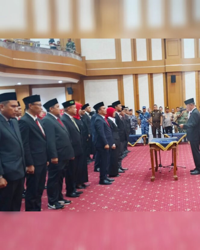 
Gubernur Sultra Mayjend TNI (Purn) Andi Sumangerukka melantik 18 OPD lingkup Pemprov Sultra