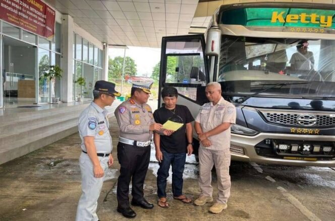 
Kepala Dinas Perhubungan Sultra Rajulan saat berkunjung memastikan kesiapan arus mudik disejumlah terminal 