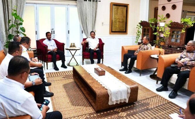 
Difasilitasi Mendagri Tito Karnavian Gubernur Sultra dan Gubernur Sulsesl Audiensi Penyelesaian Polemik Kawi Kawia