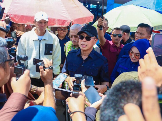 
Gubernur Sultra Mayjend TNI (Purn) Andi Sumangerukka saat diwawancara oleh awak media usai meresmikan PPI Sodoha