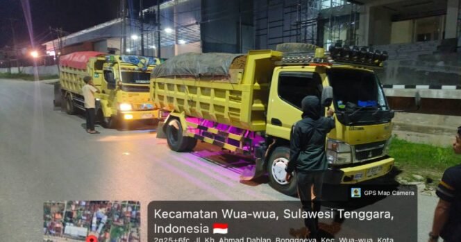 
Masyarakat menghentikan truck bermuatan ore nikel milik PT ST Nickel yang diduga melanggar aturan penggunaan jalan atas aktivitas haulingnya