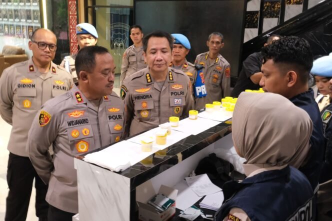 
Kapolda Sulawesi Tenggara Irjen Pol Didik Agung Widjanarko ikuti test urine dadakan 