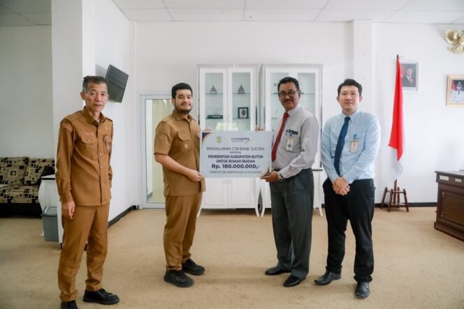 
Bank Sultra Serahkan CSR ke Pemkab Buton