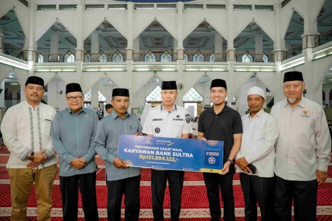 
Direktur Bank Sultra Andri Permana bersama Gubernur Sultra Mayjend TNI (Purn) Andi Sumangerukka menyalurkan zakat maal di mesjid Agung Kendari
