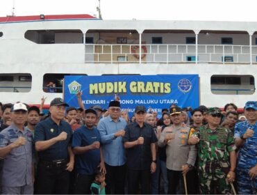 Gubernur Sultra Mayjend TNI (Purn) Andi Sumangerukka bersama Forkopimda Sultra melepas mudik gratis Kendari-Bobong