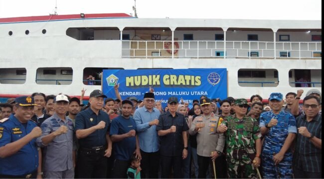 Gubernur Sultra Mayjend TNI (Purn) Andi Sumangerukka bersama Forkopimda Sultra melepas mudik gratis Kendari-Bobong