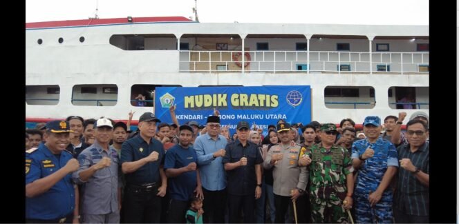 
Gubernur Sultra Mayjend TNI (Purn) Andi Sumangerukka bersama Forkopimda Sultra melepas mudik gratis Kendari-Bobong