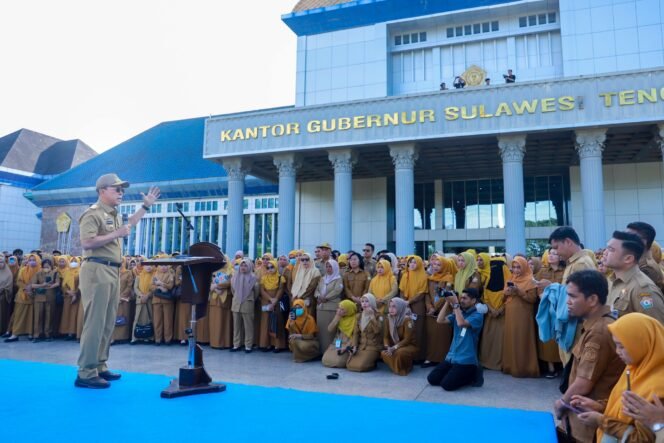 
Gubernur Sultra Mayjend TNI (Purn) Andi Sumangerukka saat memberikan arahan kepada ASN lingkup Pemprov Sultra (foto: Dokpim)
