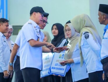 Gubernur Sultra Andi Sumangerukka Salurkan THR dan Gaji 13 Guru se Sultra
