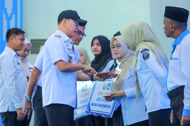 
Gubernur Sultra Andi Sumangerukka Salurkan THR dan Gaji 13 Guru se Sultra