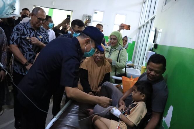 
Gubernur Sultra Mayjend (Purn) Andi Sumangerukka menyapa pasien di RSUD Baubau dalam Safari Ramadhan 2026