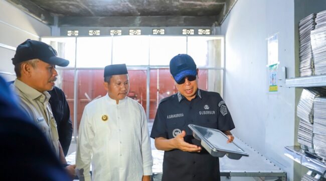 Gubernur Sultra Mayjend TNI (Purn) Andi Sumangerukka Lakukan Sidak SPPG bersama Bupati Muna Barat La Ode Darwin (foto: dokpim)