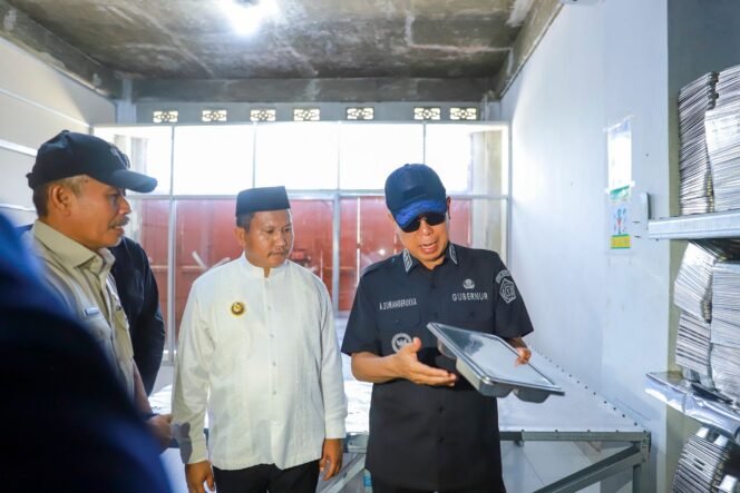 
Gubernur Sultra Mayjend TNI (Purn) Andi Sumangerukka Lakukan Sidak SPPG bersama Bupati Muna Barat La Ode Darwin (foto: dokpim)