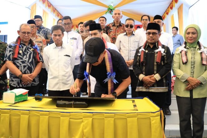 
Gubernur Sultra Mayjend TNI (Purn) Andi Sumangerukka Meresmikan Sekolah SMAN 7 Pasar Wajo