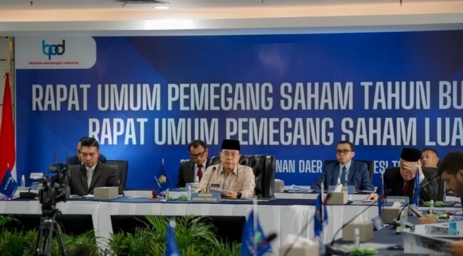 Gubernur Sultra Mayjend TNI (Purn) Andi Sumangerukka Pimpin RUPS Bank Sultra (foto: Dokpim)