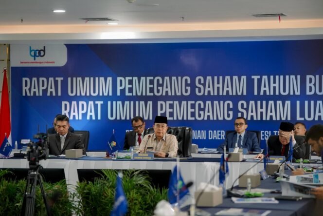 
Gubernur Sultra Mayjend TNI (Purn) Andi Sumangerukka Pimpin RUPS Bank Sultra (foto: Dokpim)