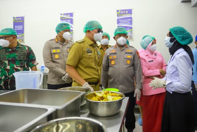 
Gubernur Sultra Mayjend TNI (Purn) Andi Sumangerukka bersama Kapolda Sultra dan Dandrem Halu Oleo saat mengunjungi dapur SPPG Polresta Kendari yang baru diresmikan (foto Dokpim)
