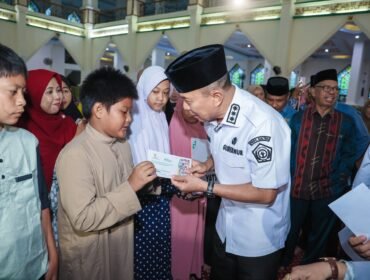 Gubernur Sultra Mayjend TNI (Purn) Andi Sumangerukka menyalurkan zakat kepada masyarakat