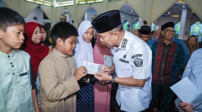 Gubernur Sultra Mayjend TNI (Purn) Andi Sumangerukka menyalurkan zakat kepada masyarakat