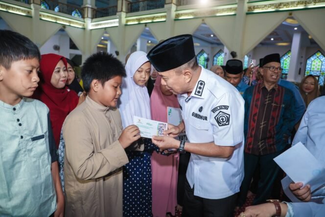 
Gubernur Sultra Mayjend TNI (Purn) Andi Sumangerukka menyalurkan zakat kepada masyarakat