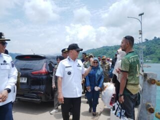 Gubernur Sultra Mayjend TNI (Purn) Andi Sumangerukka saat menyapa masyarakat disela-sela agenda pantau arus mudik bersama Forkopimda Sultra