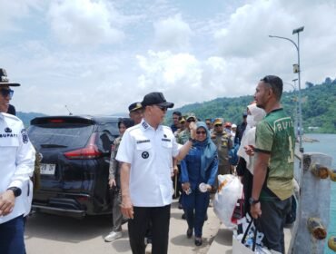 Gubernur Sultra Mayjend TNI (Purn) Andi Sumangerukka saat menyapa masyarakat disela-sela agenda pantau arus mudik bersama Forkopimda Sultra