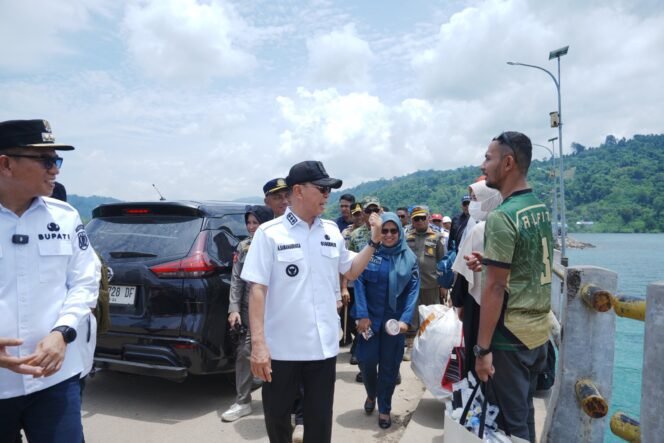 
Gubernur Sultra Mayjend TNI (Purn) Andi Sumangerukka saat menyapa masyarakat disela-sela agenda pantau arus mudik bersama Forkopimda Sultra