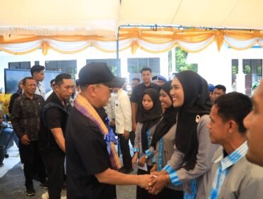 Gubernur Sultra Mayjend TNI (Purn) Andi Sumangerukka saat meresmikan SMAN 7 Pasar Wajo (Foto: Istimewa)