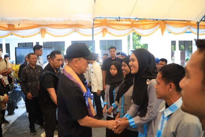 
Gubernur Sultra Mayjend TNI (Purn) Andi Sumangerukka saat meresmikan SMAN 7 Pasar Wajo (Foto: Istimewa)