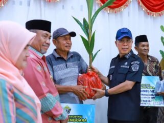 Gubernur Sultra Mayjend TNI (Purn) Andi Sumangerukka salurkan bantuan pertanian di Muna dan Muna Barat