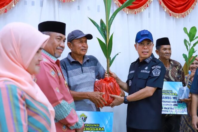 
Gubernur Sultra Mayjend TNI (Purn) Andi Sumangerukka salurkan bantuan pertanian di Muna dan Muna Barat