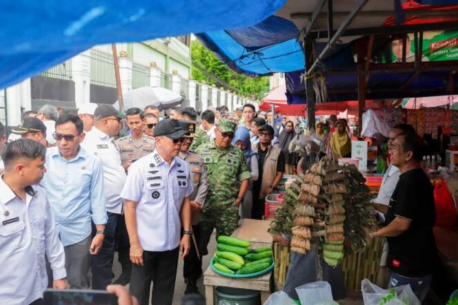 
Kunjungan Gubernur dan Forkopimda ke Pasar guna pastikan stok pangan jelan lebaran