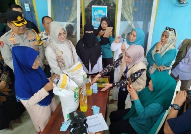 
Pemkot Kendari Salurkan Bantuan Pangan untuk 27.536 Keluarga, Penerima Meningkat Signifikan