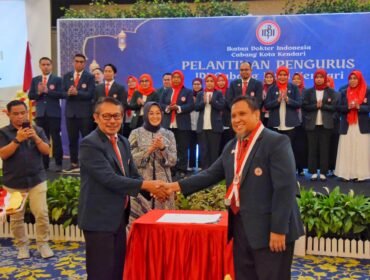 Walikota Kendari dr. Siska Karina Imran hadiri pelantikan pengurus IDI yang baru (foto: facebook prokopim)