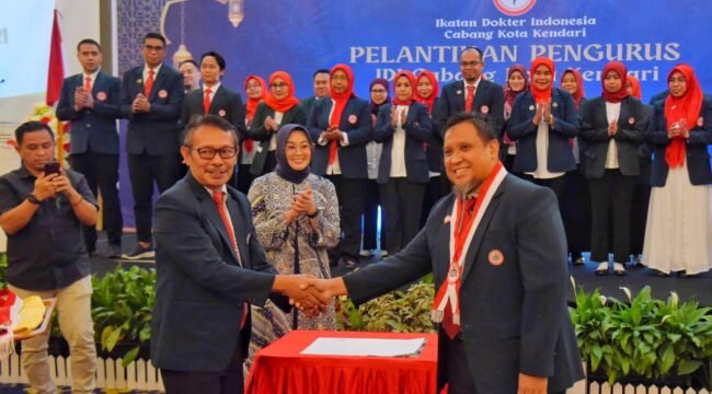 Walikota Kendari dr. Siska Karina Imran hadiri pelantikan pengurus IDI yang baru (foto: facebook prokopim)