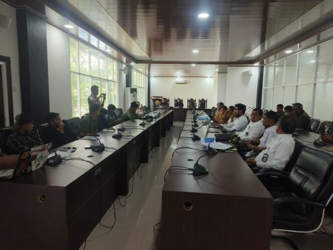 
RDP DPRD Provinsi Sulawesi Tenggara bersama pihak ST Nickel Resource dan sejumlah pihak terkait guna membahas aduan masyarakat