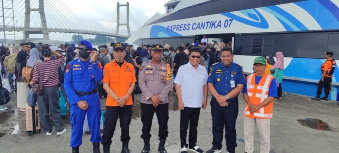 
Pantau Arus Mudik di Pelabuhan Kendari, Ridwan Bae Soroti Kapasitas Terminal yang Overload